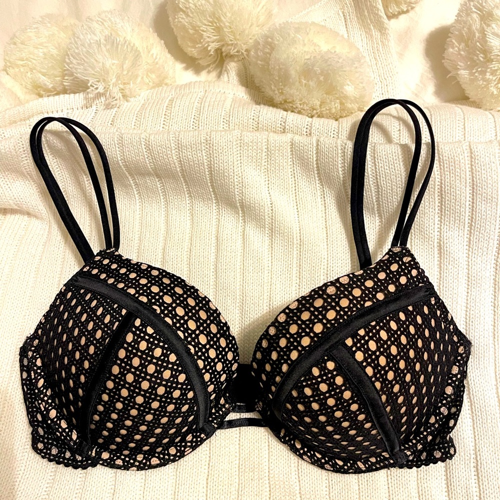 Victoria’s Secret size 32D new without tags